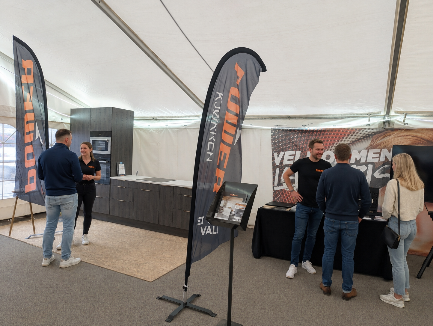 Utstillere og publikum på messen